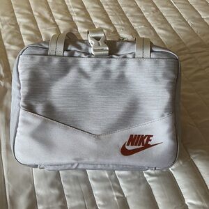 NIKE INSULATE LUNCH BAG COLOR GRAY IN GOOD CONDITION